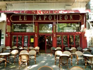 Devanture de la brasserie nîmoise Le Napoléon